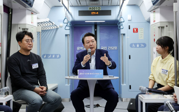 윤석열 대통령이 6일 오후 경기도 화성시 동탄역 GTX-A 열차 내에서 열린 광역교통 국민간담회에서 발언하고 있다. 2023.11.6  대통령실통신사진기자단