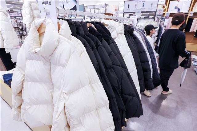 밤 9시를 기준으로 서울 동.서북권에 올 가을 첫 한파주의보 발령이 예고된 6일 서울의 중구 이마트 청계천점에서 패딩점퍼 등 겨울 의류가 판매되고 있다. 이번 한파 주의보는 기온이 하루만에 최고 15도 가까이 떨어지면서 발령됐다. 오는 7일 서울 지역 아침 최저기온은 3도로, 이날보다 15도 정도 낮을 전망이다. 2023.11.6 뉴스1