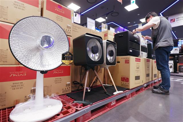 밤 9시를 기준으로 서울 동?서북권에 올 가을 첫 한파주의보 발령이 예고된 6일 서울의 중구 이마트 청계천점에서 직원이 히터 등 난방가전을 진열하고 있다.이번 한파 주의보는 기온이 하루만에 최고 15도 가까이 떨어지면서 발령됐다. 오는 7일 서울 지역 아침 최저기온은 3도로, 이날보다 15도 정도 낮을 전망이다. 2023.11.6 뉴스1