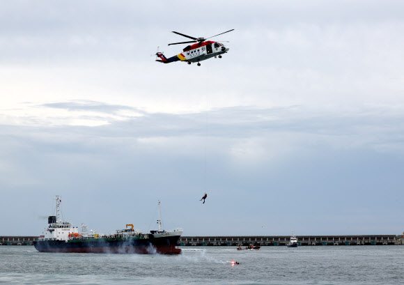 조난자 구조하는 해경 헬기