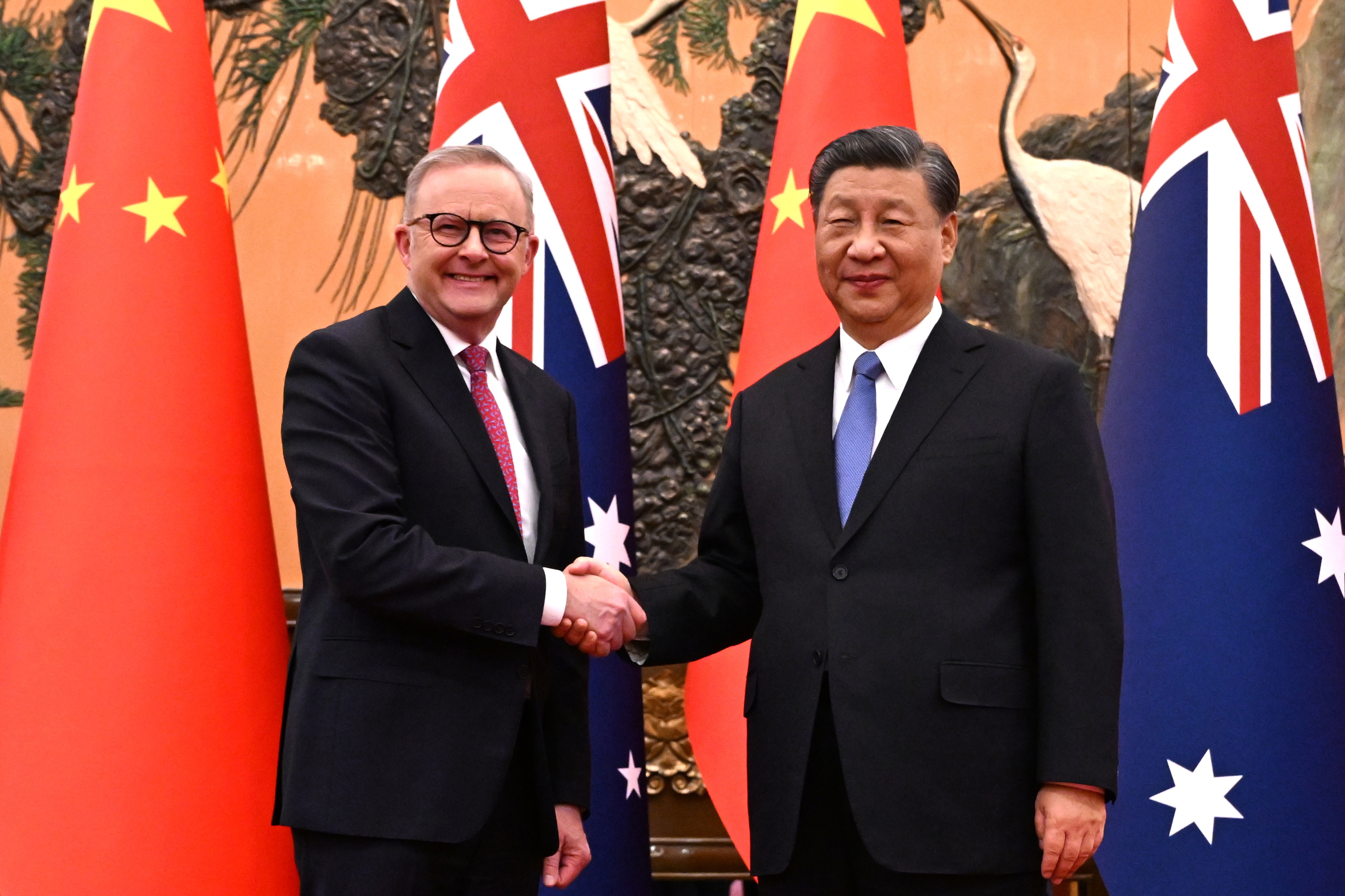 앤서니 앨버니지(왼쪽) 호주 총리와 시진핑 중국 국가주석이 6일 베이징 인민대회당에서 정상회담을 갖기 전 악수하고 있다. 베이징 AP 연합뉴스