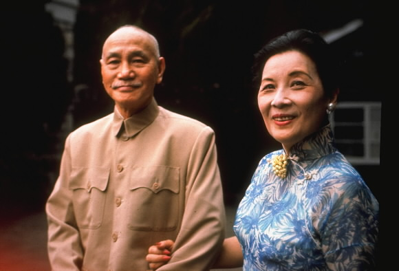 1964년 촬영한 장제스 전 총통(왼쪽)과 부인 쑹메이링 여사의 사진. 서울신문 DB
