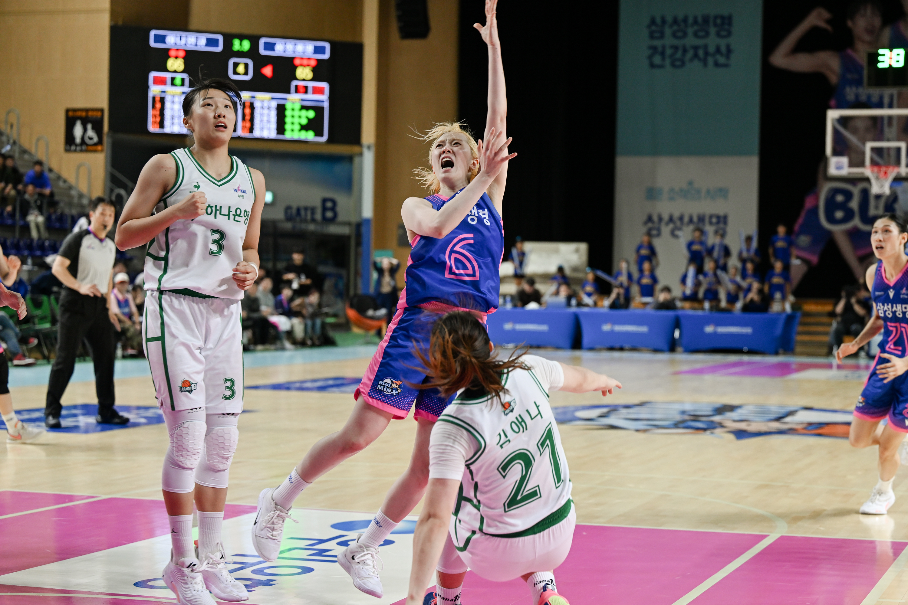 6일 부천 하나원큐 전에서 결승 득점을 올리고 있는 용인 삼성생명 신이슬. WKBL 제공