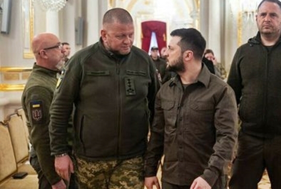 발레리 잘루즈니 우크라이나군 총사령관(왼쪽)과 볼로디미르 젤렌스키 우크라이나 대통령. 우크라 대통령실 자료사진