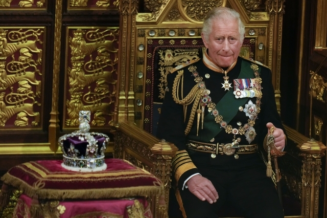 지난해 5월 당시 찰스 왕세자가 영국 런던 웨스트민스터 궁전에서 열린 의회 개회 기간 동안 엘리자베스 2세 여왕을 대신해 연설을 하고자 앉아 있는 모습. AP 연합뉴스