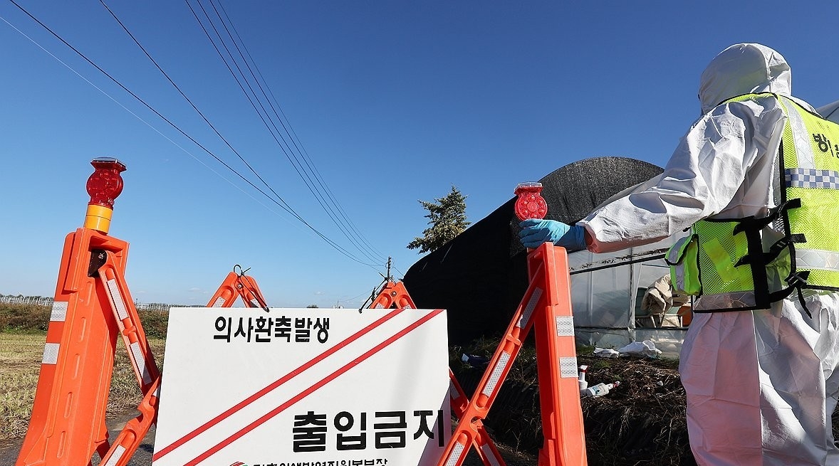 방역당국이 럼피스킨 발생농가 출입을 통제하고 있다. 연합뉴스