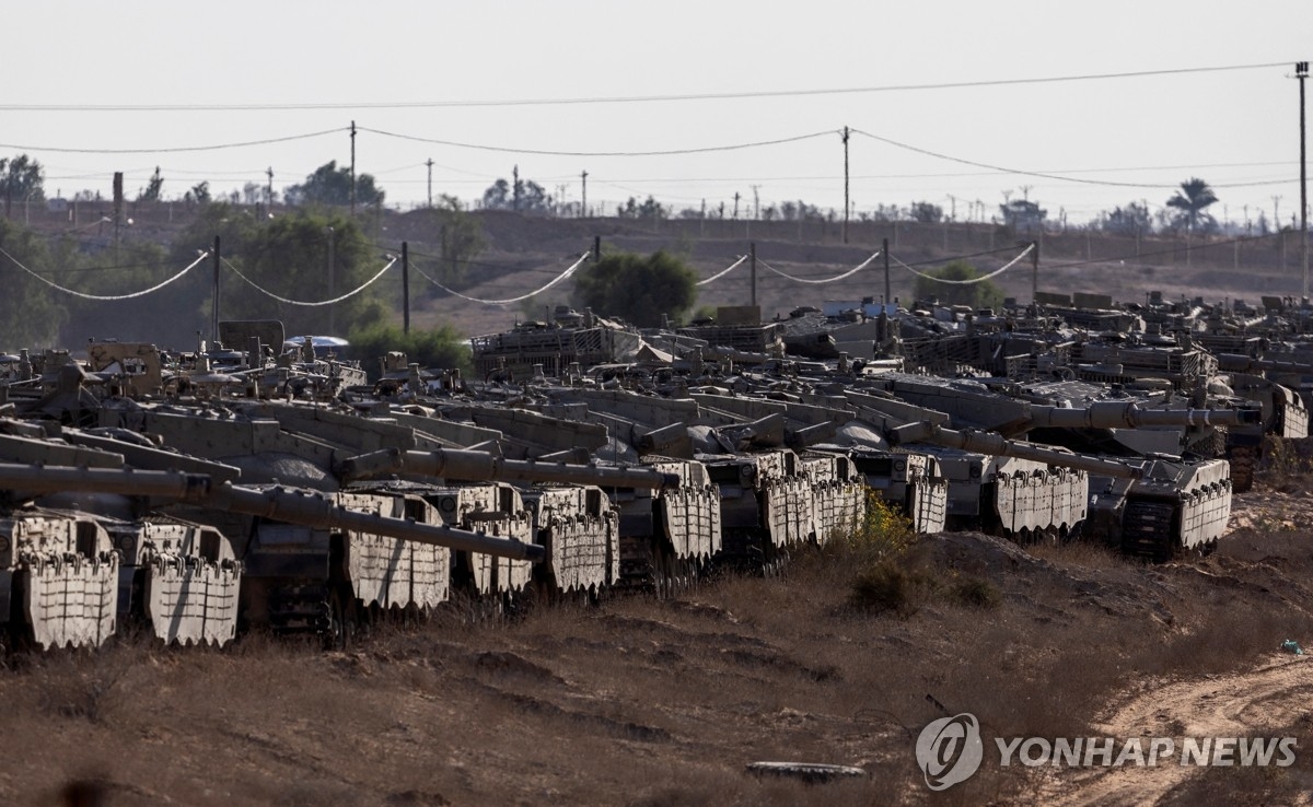 지난달 30일(현지시간) 팔레스타인 가자지구와 인접한 이스라엘 남부 지역에 이스라엘 탱크들이 집결해 있다. 로이터 연합뉴스