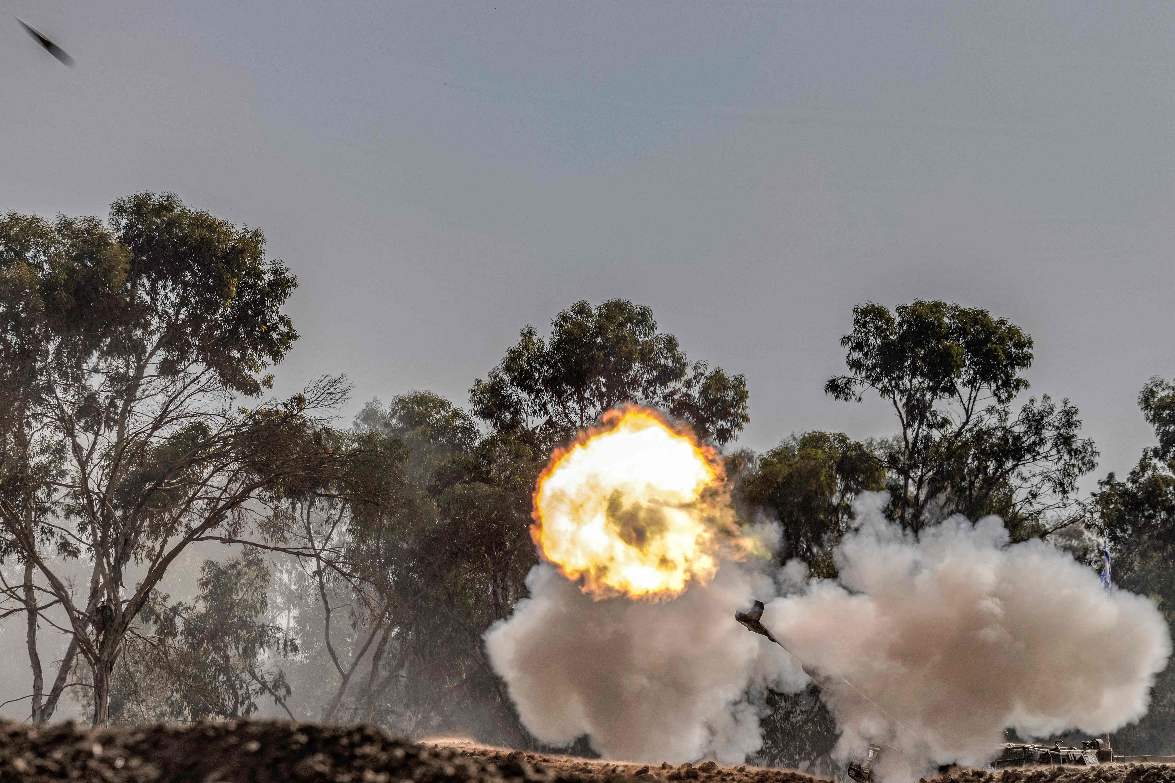 6일(현지시간) 이스라엘 남부와 팔레스타인 가자지구 국경 인근에서 이스라엘 육군이 포탄을 발사하고 있다. 2023.11.6 AFP 연합뉴스