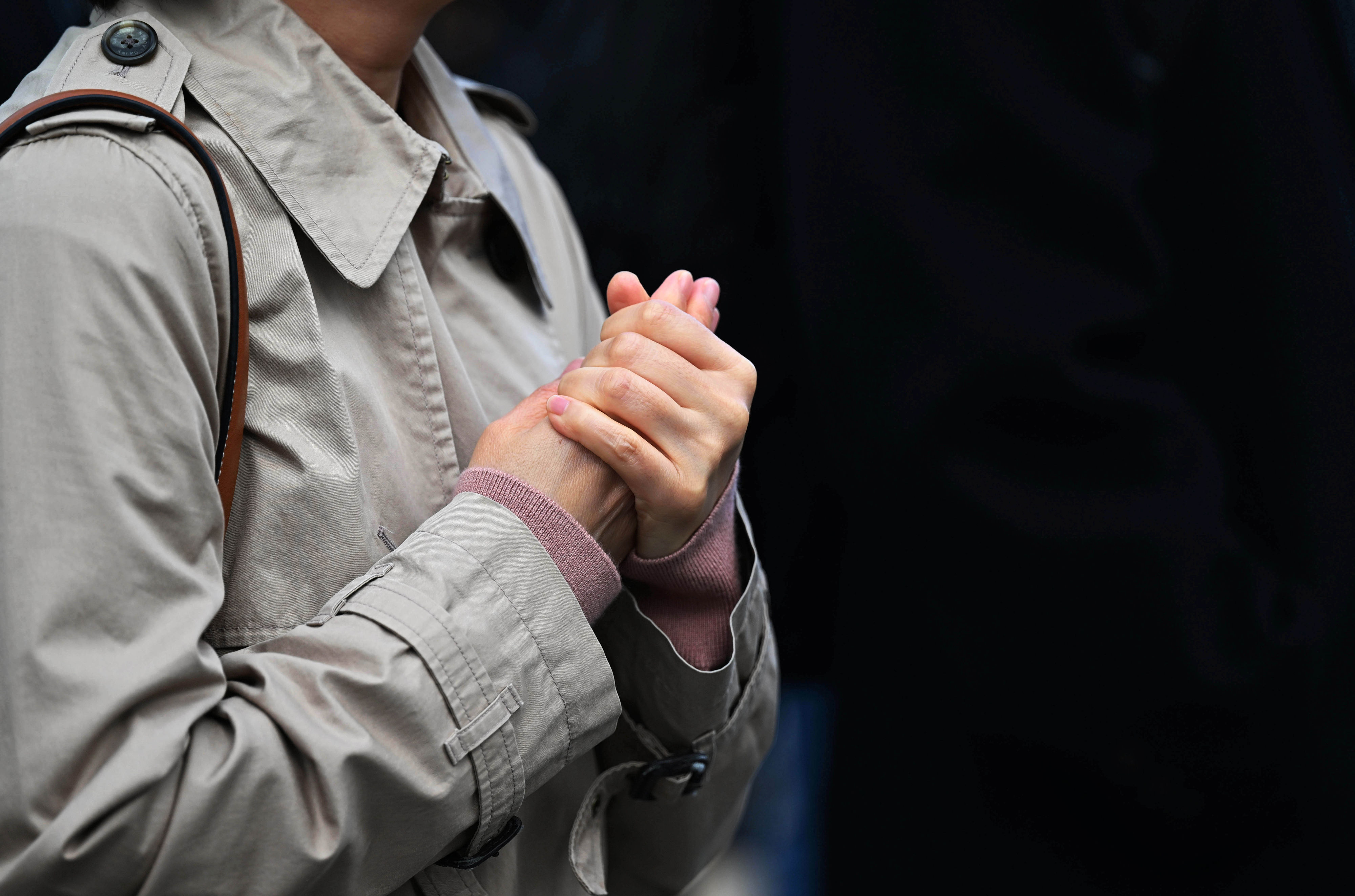 초겨울 추위가 시작된 7일 서울 종로구 광화문네거리에서 한 시민이 추위로부터 손을 감싸고 있다. 2023.11.7 홍윤기 기자