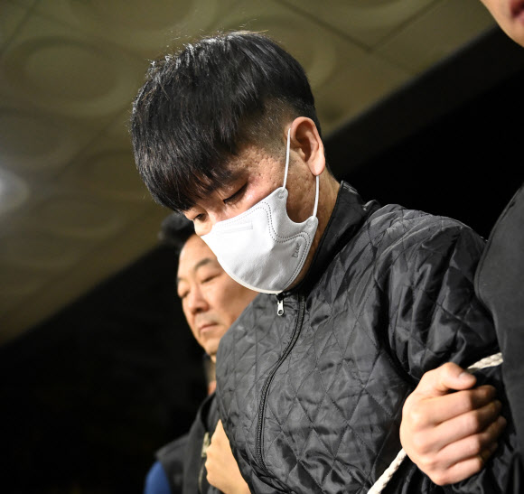 특수강도 혐의로 구속된 뒤 병원에서 치료를 받다 탈주해 사흘만에 검거된 김길수(36)가 6일 오후 경기도 안양동안경찰서로 압송되고 있다. 2023.11.06. 뉴시스