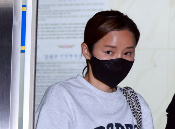 피의자 신분으로 경찰에 출석한 전 펜싱 국가대표 남현희 씨가 7일 새벽 서울 송파경찰서를 나서고 있다. 2023.11.7 연합뉴스