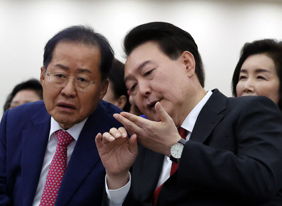 윤석열 대통령이 7일 대구 엑스코에서 열린 2023년 바르게살기운동 전국회원대회에서 홍준표 대구 시장과 대화하고 있다. 2023.11.7. 대통령실통신사진기자단