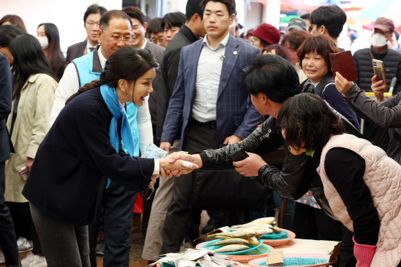 김건희 여사가 7일 전남 순천시 아랫장을 찾아 시민들과 인사하고 있다.   2023.11.7. 대통령실통신사진기자단