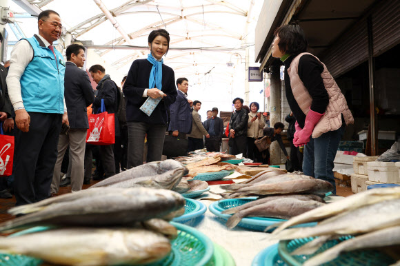김건희 여사가 7일 전남 순천시 아랫장의 생선가게에서 반건조 생선 등을 구매하고 있다. 2023.11.7. 대통령실통신사진기자단