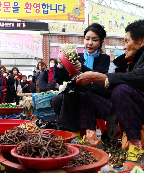 김건희 여사가 7일 전남 순천시 아랫장을 찾아 나물채소 가게에서 채소를 구매하고 있다.  2023.11.7. 대통령실통신사진기자단