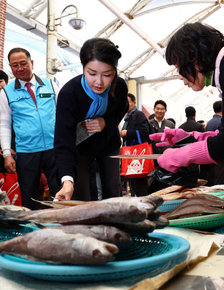 김건희 여사가 7일 전남 순천시 아랫장을 찾아 반건조 생선을 구매하고 있다.   2023.11.7. 대통령실통신사진기자단
