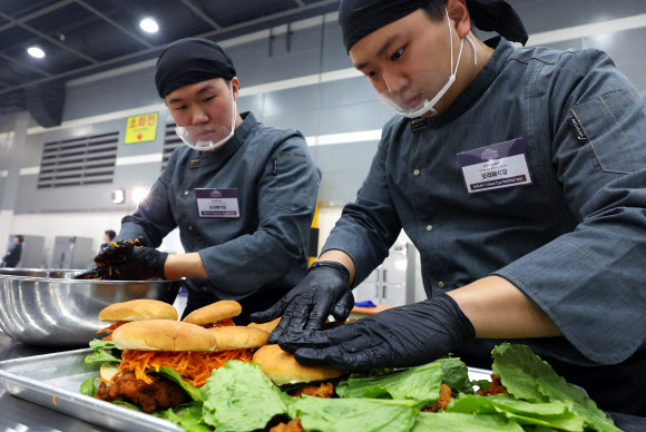 방공관제사령부 보라매 식당팀이 7일 서울 양재동 aT센터에서 열린 ‘2023 국제군인요리대회’ 천의 레시피, 군대리아 경연에서 군대리아를 만들고 있다. 2023.11.07.  뉴시스