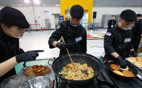 제2신속대응사단 아미쿡방팀이 7일 서울 양재동 aT센터에서 열린 ‘2023 국제군인요리대회’ 천의 레시피, 군대리아 경연에서 군대리아를 만들고 있다. 2023.11.07. 뉴시스