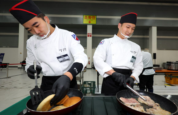 제17보병사단 백미당팀이 7일 서울 양재동 aT센터에서 열린 ‘2023 국제군인요리대회’ 천의 레시피, 군대리아 경연에서 군대리아를 만들고 있다.  뉴시스