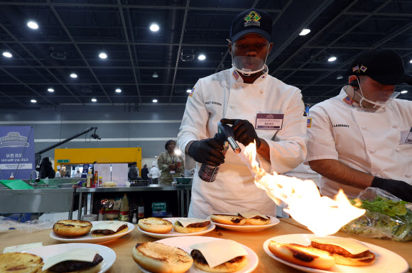 주한 미군 제2보병사단 RTU 요리 전사팀이 7일 서울 양재동 aT센터에서 열린 ‘2023 국제군인요리대회’ 천의 레시피, 군대리아 경연에서 군대리아를 만들고 있다. 2023.11.07. 뉴시스