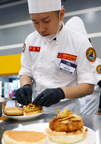 해병대 2사단 청룡은 간다팀이 7일 서울 양재동 aT센터에서 열린 ‘2023 국제군인요리대회’ 천의 레시피, 군대리아 경연에서 군대리아를 만들고 있다. 2023.11.07. 뉴시스
