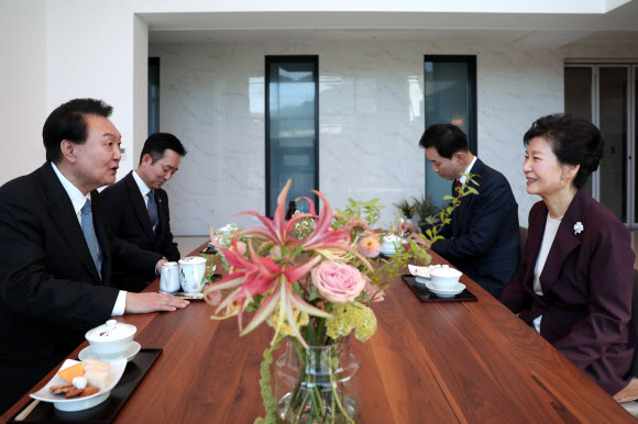 윤석열 대통령이 7일 대구 달성군 박근혜 전 대통령의 사저를 방문, 박 전 대통령과 환담하고 있다. 2023.11.7 대통령실 제공