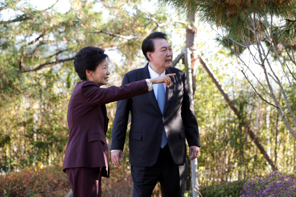 윤석열 대통령이 7일 대구 달성군 박근혜 전 대통령의 사저를 방문, 박 전 대통령과 산책하며 이야기를 나누고 있다. 2023.11.7 대통령실 제공