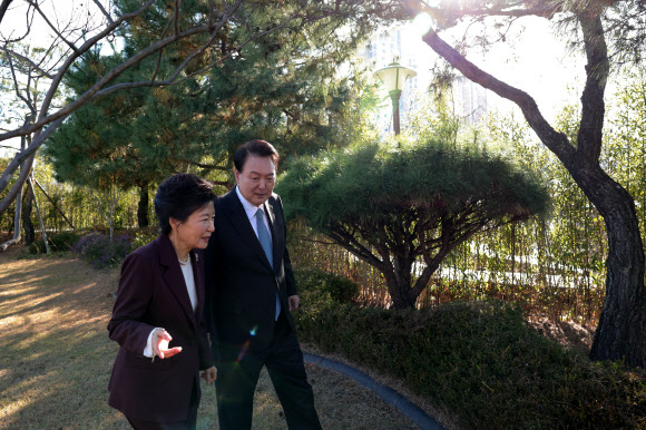 윤석열 대통령이 7일 대구 달성군 박근혜 전 대통령의 사저를 방문, 박 전 대통령과 산책하며 이야기를 나누고 있다. 2023.11.7  대통령실 제공