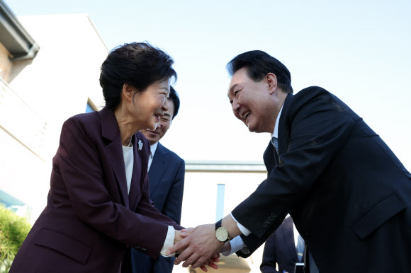 윤석열 대통령이 7일 대구 달성군 박근혜 전 대통령의 사저를 방문, 박 전 대통령과 인사하고 있다. 2023.11.7 대통령실 제공