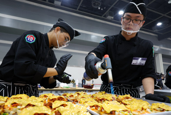 수도기계화보병사단 맹호 수라상팀이 7일 서울 양재동 aT센터에서 열린 ‘2023 국제군인요리대회’ 천의 레시피, 군대리아 경연에서 군대리아를 만들고 있다. 2023.11.07.  뉴시스
