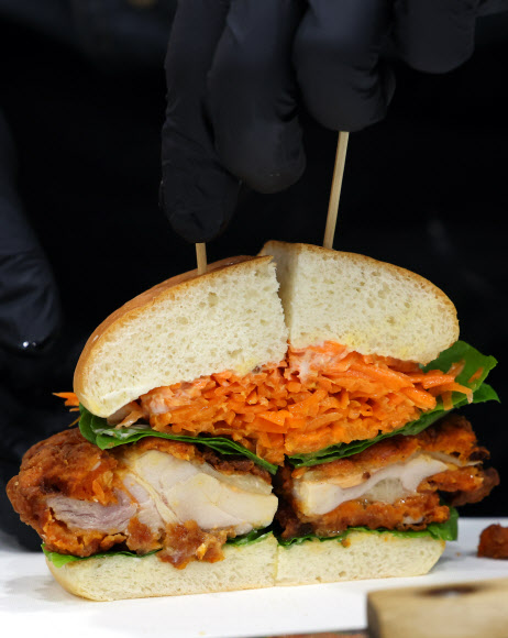 방공관제사령부 보라매 식당팀이 7일 서울 양재동 aT센터에서 열린 ‘2023 국제군인요리대회’ 천의 레시피, 군대리아 경연에서 군대리아를 만들고 있다. 2023.11.07.  뉴시스