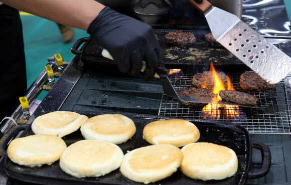 주한미군 제2보병사단 요리 드래곤팀이 7일 서울 양재동 aT센터에서 열린 ‘2023 국제군인요리대회’ 천의 레시피, 군대리아 경연에서 군대리아를 만들고 있다. 2023.11.07. 뉴시스
