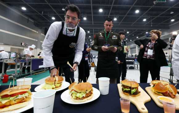 7일 서울 양재동 aT센터에서 열린 ‘2023 국제군인요리대회’ 천의 레시피, 군대리아 경연에서 심사위원들이 군장병들이 만든 군대리아를 심사하고 있다. 2023.11.07.  뉴시스