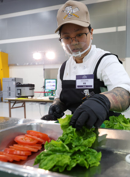 주한 미군 제541 야전보급중대 반달팀이 7일 서울 양재동 aT센터에서 열린 ‘2023 국제군인요리대회’ 천의 레시피, 군대리아 경연에서 군대리아를 만들고 있다. 2023.11.07. 뉴시스