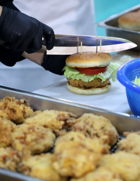 7일 서울 서초구 양재동 aT센터에서 열린 2023 국제군인요리대회에서 참가자들이 요리 경연을 펼치고 있다. 2023.11.7 연합뉴스