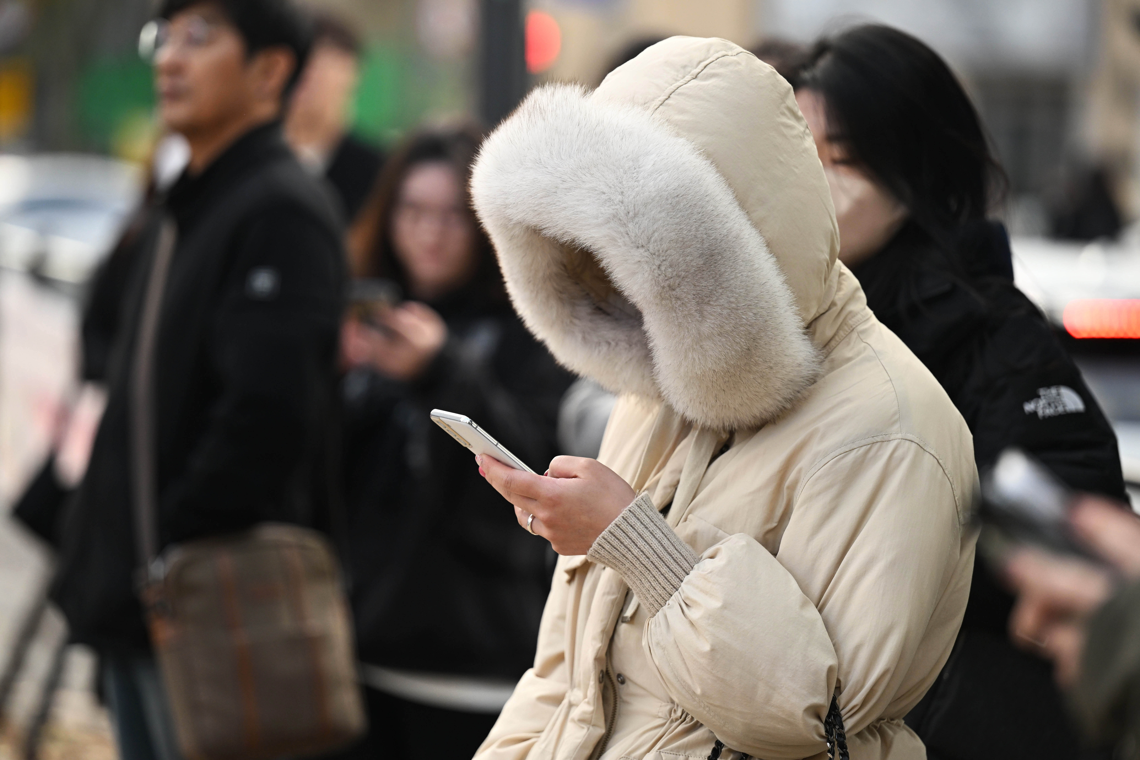 초겨울 추위가 시작된 7일 서울 종로구 광화문네거리에서 두터운 외투를 입은 시민들이 이동하고 있다. 2023.11.7 홍윤기 기자