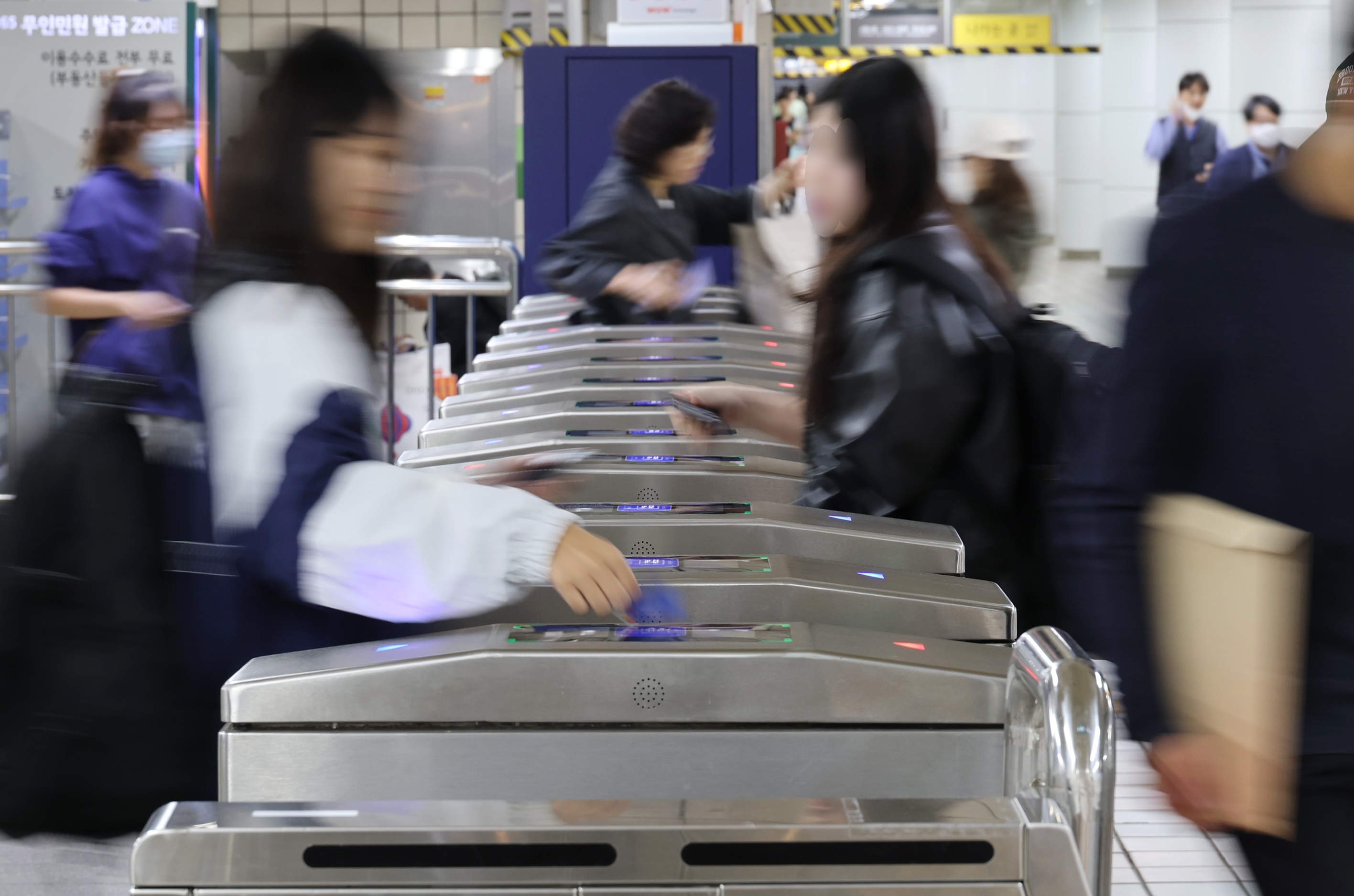 18일 서울 지하철 2호선 을지로입구역에서 이용객들이 개찰구를 통과하고 있다. 2023.10.18 연합뉴스