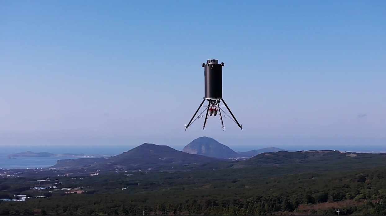 지난 2일 서귀포시 (가칭)하원테크노캠퍼스에서 페리지에어로스페이스의 시험 로켓인 ‘블루웨일(Blue Whale) 0.3’이 수직 이착륙 시험에 성공하고 있다. 페리지에어로스페이스 제공