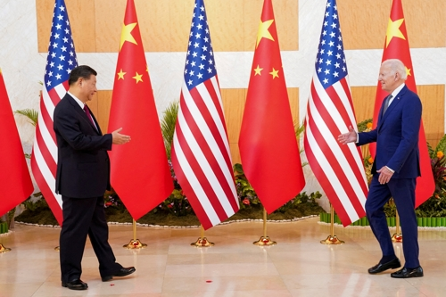 지난해 11월 G20 정상회담에서 시진핑(왼쪽) 국가주석과 조 바이든 미국 대통령이 만나고 있다. 발리 로이터 연합뉴스