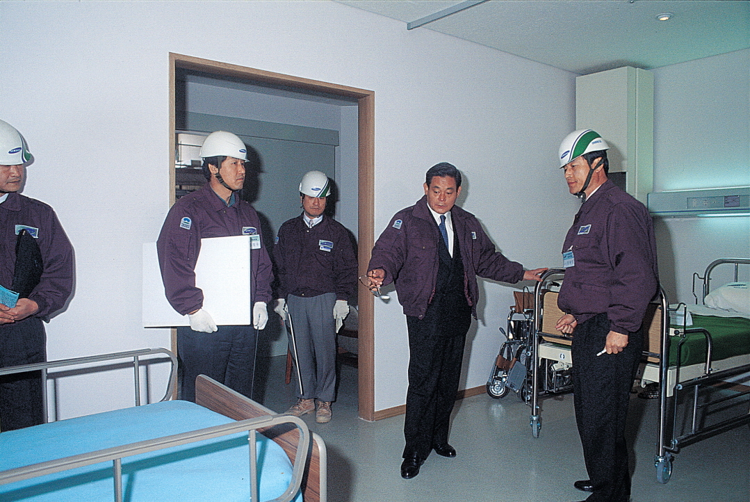 1993년 12월 삼성서울병원 건설 현장을 방문해 점검하고 있는 이건희(가운데) 삼성 회장. 삼성전자 제공