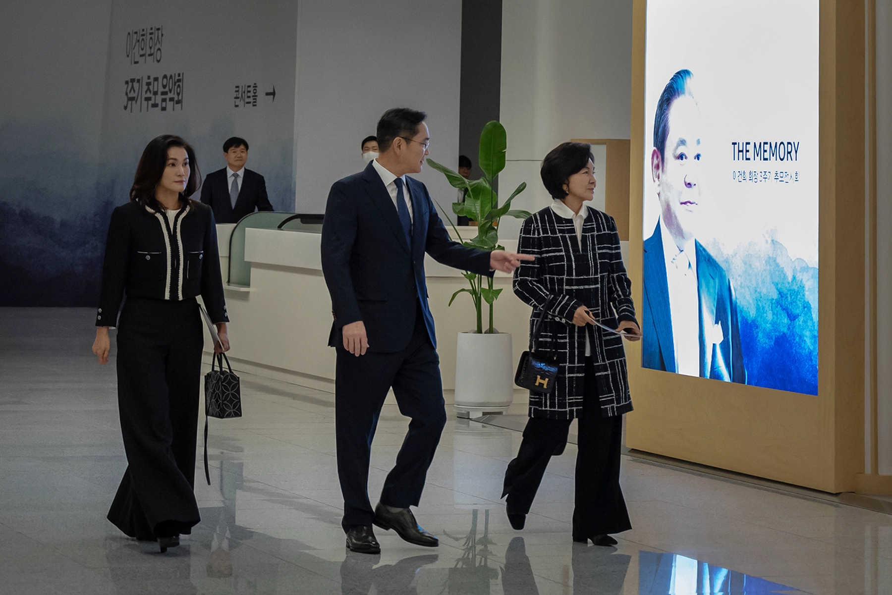 지난달 19일 경기 용인 삼성전자 인재개발원에서 고 이건희 선대회장 3주기 추모 음악회가 열린 가운데 이재용(가운데) 삼성전자 회장과 홍라희(오른쪽) 전 리움미술관장, 이서현(왼쪽) 삼성복지재단 이사장이 입장하고 있다. 이부진 호텔신라 사장은 해외 출장 일정 탓에 참석하지 못했다. 삼성전자 제공