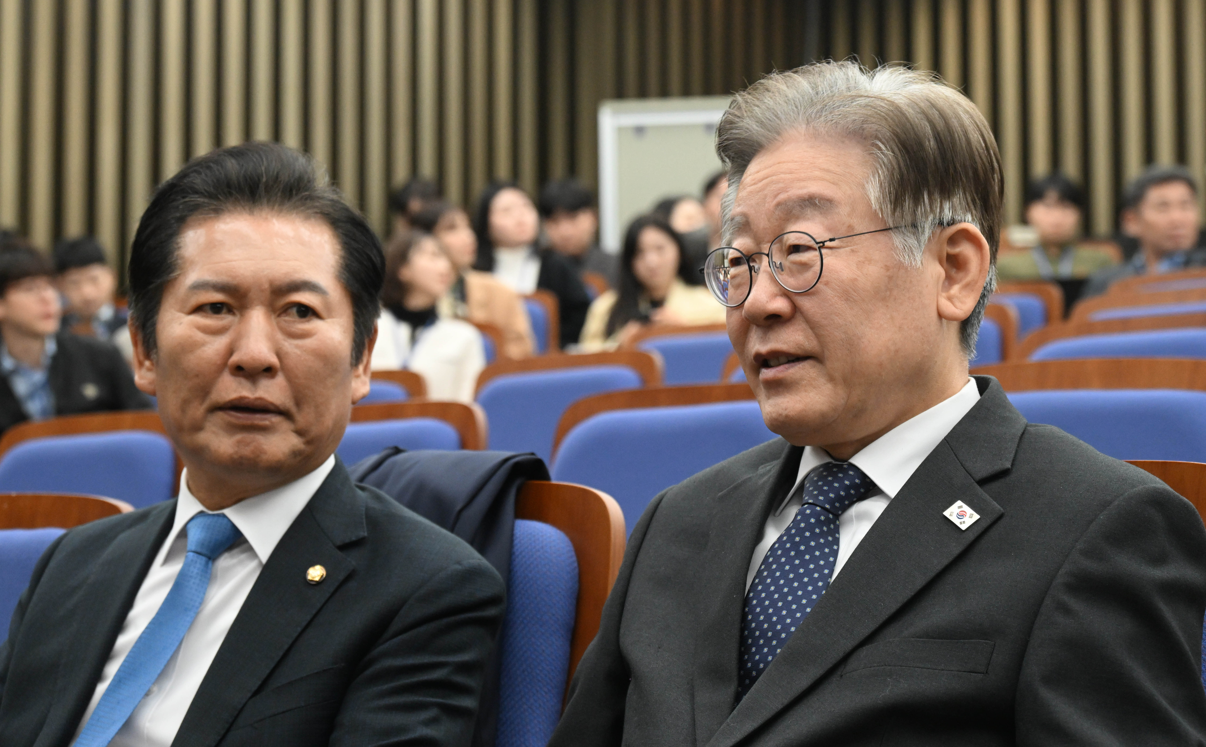 이재명 더불어민주당 대표와 정청래 최고위원이 8일 서울 여의도 국회에서 열린 의원총회에서 대화하고 있다. 2023.11.8 홍윤기 기자
