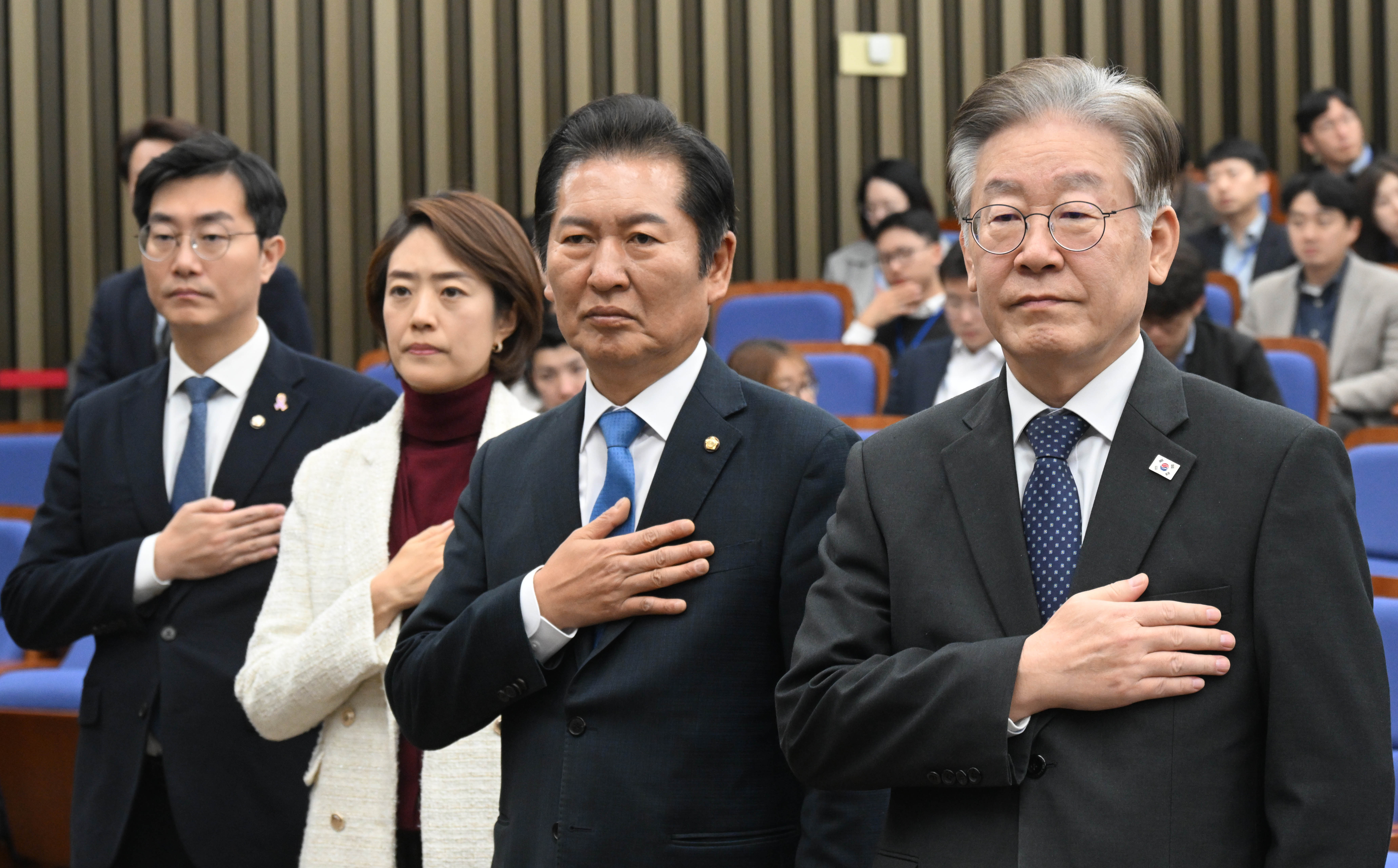 이재명 더불어민주당 대표를 비롯한 민주당 의원들이 8일 서울 여의도 국회에서 열린 의원총회에서 국민의례를 하고 있다. 2023.11.8 홍윤기 기자