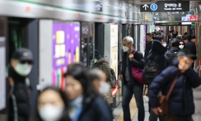 서울 지하철 역사 내에서 시민들이 이동하고 있다. 연합뉴스