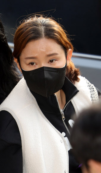 전청조씨의 사기 공범 혐의를 받는 전 펜싱 국가대표 남현희씨가 8일 오전 조사를 받기 위해 서울 송파경찰서로 들어서고 있다. 2023.11.8 연합뉴스