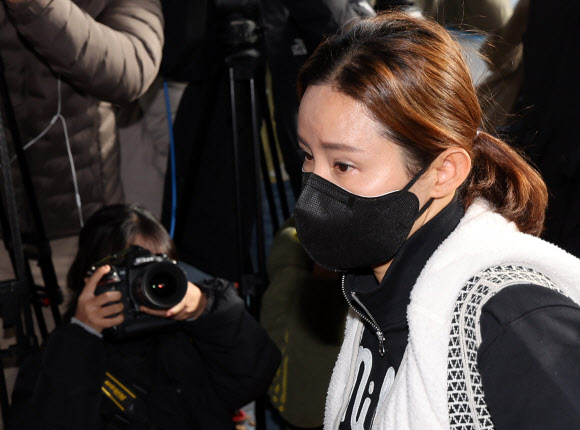 전창조씨의 사기 공범 혐의를 받는 전 펜싱 국가대표 남현희씨가 8일 오전 조사를 받기 위해 서울 송파경찰서로 들어서고 있다. 2023.11.8 연합뉴스