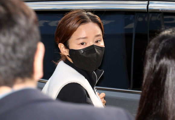 사기 혐의로 구속된 전청조 씨의 공범 의혹을 받고 있는 남현희 씨가 이틀 만에 재소환돼 8일 서울 송파경찰서로 출석하고 있다. 2023.11.08. 뉴시스