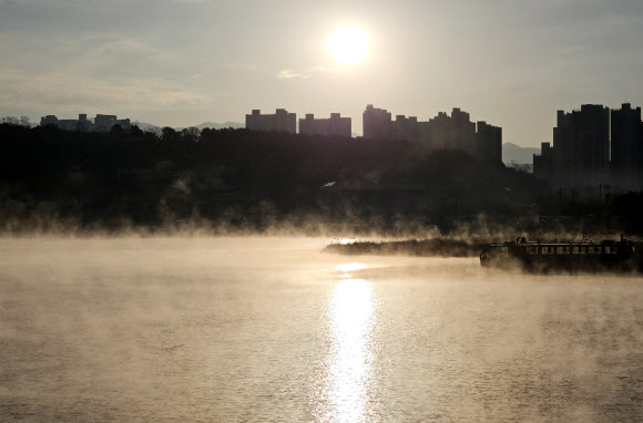 절기상 겨울의 시작을 알리는 입동인 8일 강원 춘천시 의암호에 짙은 물안개가 피어오르고 있다. 기상청에 따르면 이날 전국 곳곳의 아침 최저 기온이 올가을 들어 가장 낮아 추웠다. 2023.11.8 연합뉴스