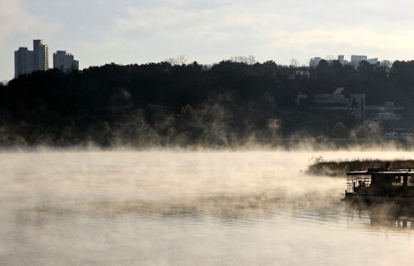 절기상 겨울의 시작을 알리는 입동인 8일 강원 춘천시 의암호에 짙은 물안개가 피어오르고 있다. 기상청에 따르면 이날 전국 곳곳의 아침 최저 기온이 올가을 들어 가장 낮아 추웠다. 2023.11.8 연합뉴스