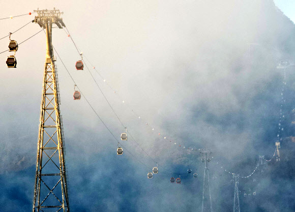 절기상 겨울의 시작을 알리는 입동인 8일 강원 춘천시 의암호 케이블카 주변으로 짙은 물안개가 피어오르고 있다. 기상청에 따르면 이날 전국 곳곳의 아침 최저 기온이 올가을 들어 가장 낮아 추웠다. 2023.11.8 연합뉴스